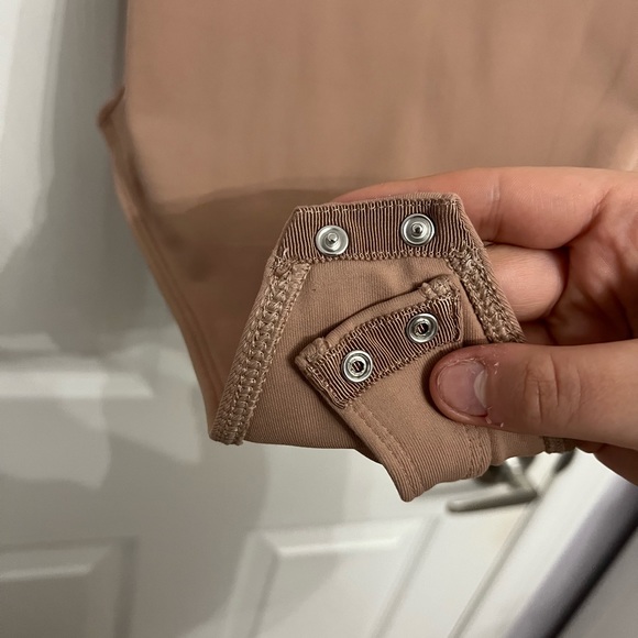 Aritzia Babaton Bodysuit- Size L - Picture 4 of 4